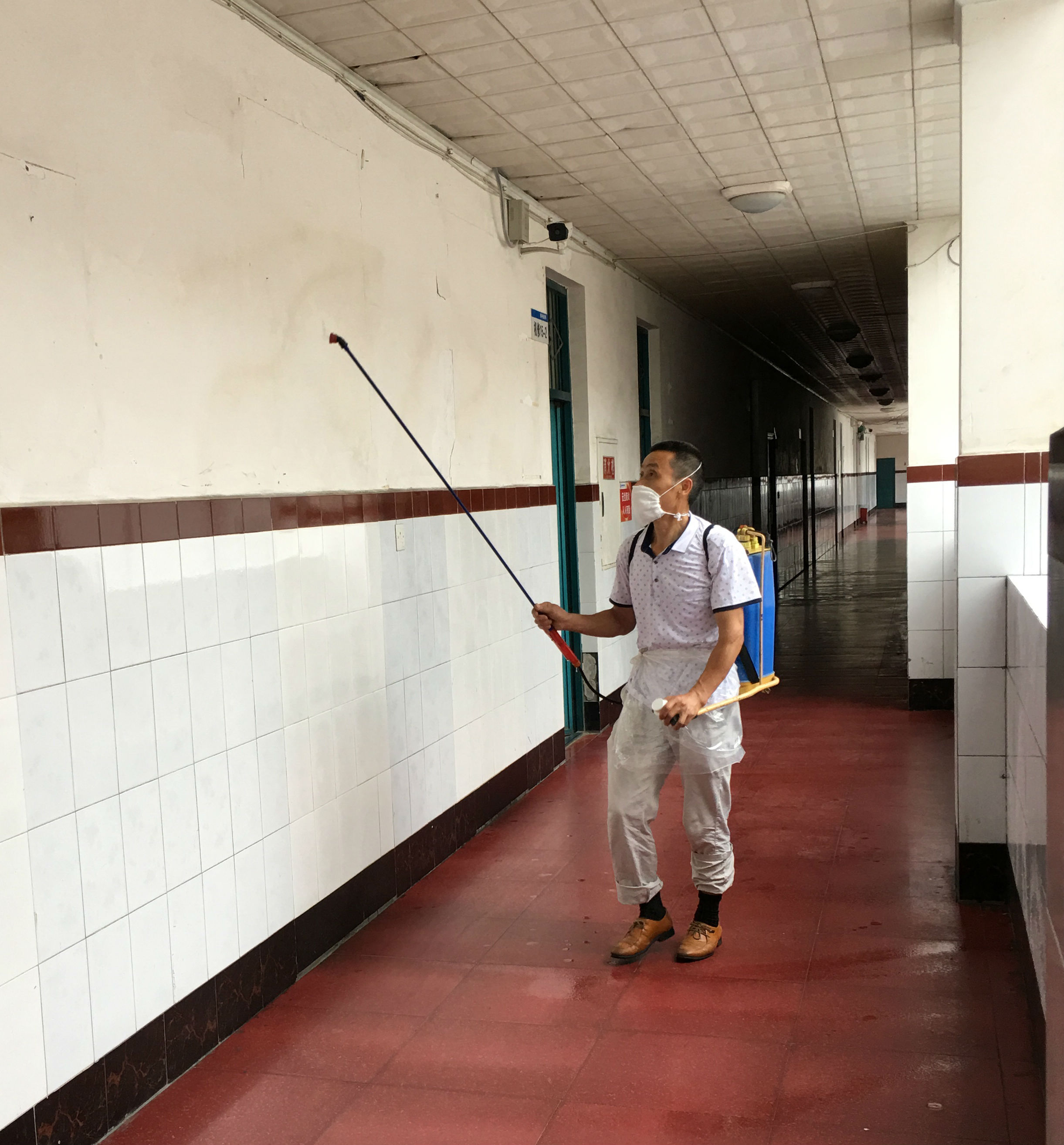 喷洒消毒水2.jpg